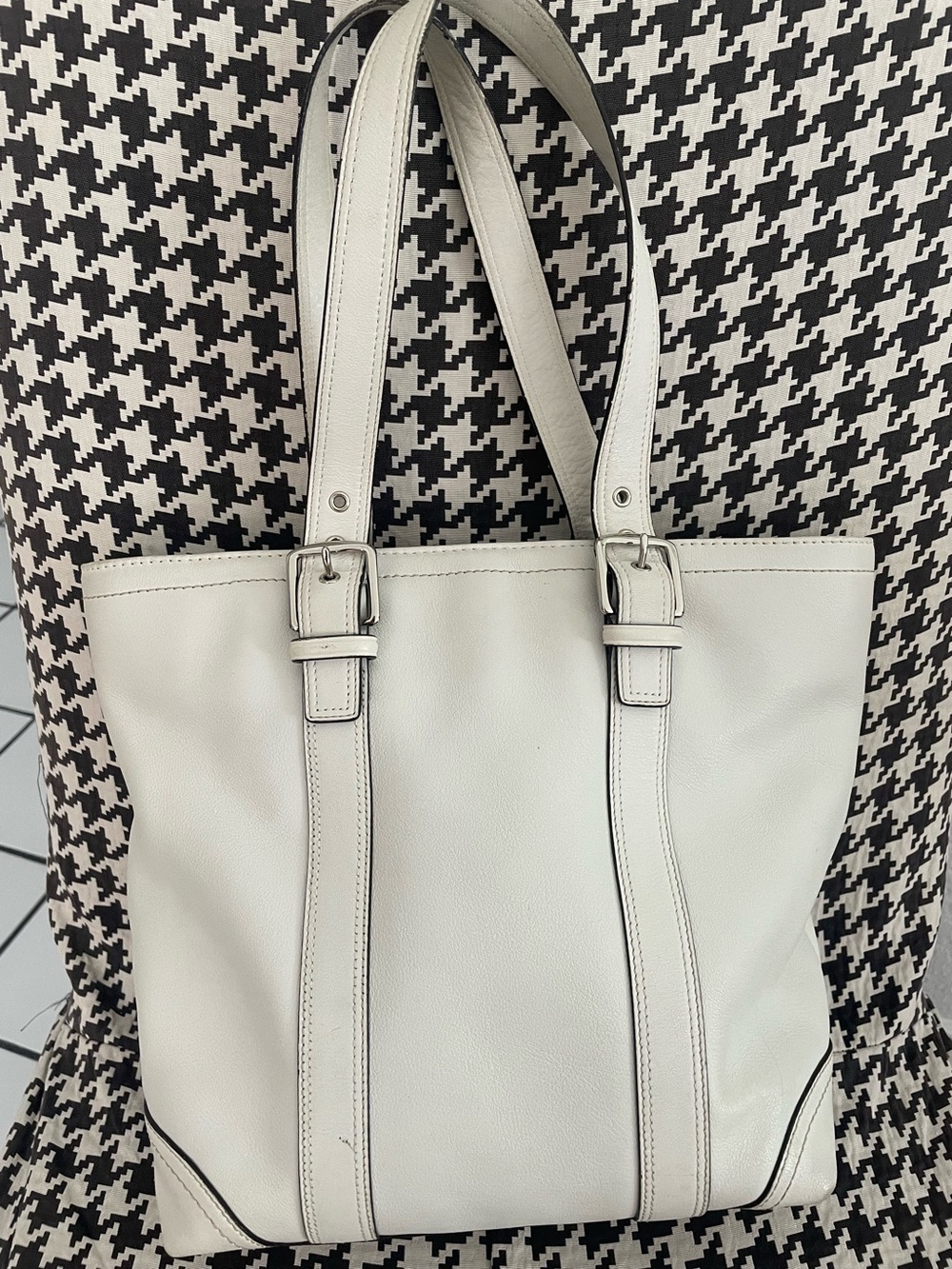 COACH numbered  leather bucket bag, zip closure 11x13x3.5. Smoke free, 4 pockets